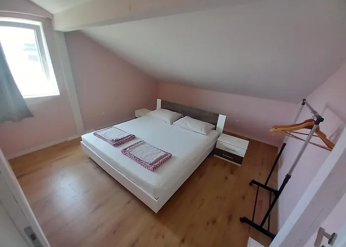 One Bedroom Loft With View نين